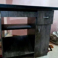 میز مطالعه و کامپیوتر