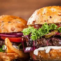 صندوقدار خانم و همکار آقا با سابقه در فست فود