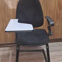 تعدادی صندلی دانشجویی طبی