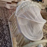 تکان می‌خورد وبرای نوزاد کاملا ایمن وراحت است|تخت و صندلی بچه|تهران, خاوران|دیوار