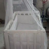 تخت نوزاد کنار مادر