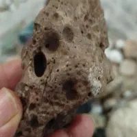 تعدادی سنگ سنگین از حجمش وجذب دارمشکی