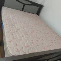 تخت دو نفره چوبی به همراه تشک دو نفره کاملا سالم