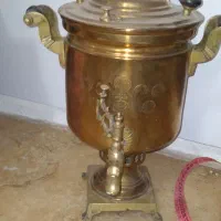 سماور ذغالی قدیمی برنجی سالم قابل استفاده|کلکسیون اشیاء عتیقه|اراک, |دیوار