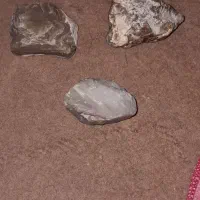 سلام این چندقطعه سنگ قدیمی به فروش میرسد