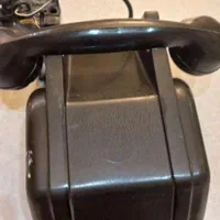 تلفن بسیار قدیمی وهندلی