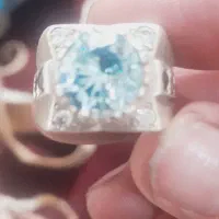 چند عدد سنگ قیمتی و یک انگشتر با الماس روس