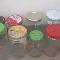 تعدادی زیادی شیشه خالی