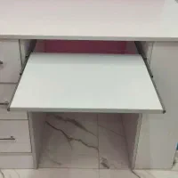 میز تحریر و میز کامپیوتر با کتابخانه