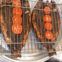 کارگر در فست فود چیکن زغالی