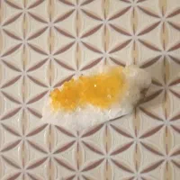 سنگ معدنی کریستال زعفرانی