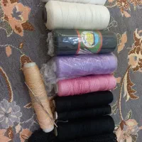 تعدادی نخ ابریشم مناسب قلاب بافی
