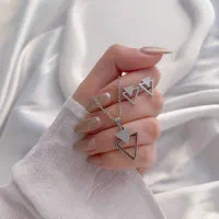 همکار خانم فروشنده خانم در بدلیجات و اکسسوری
