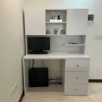 میز تحریر و کتابخانه