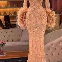 به یک نفر  خانم همکار ماهر  در کار خیاطی