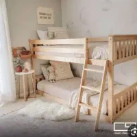 تخت دو طبقه . کلبه . کودک جوان سرویس چوبی سیسمونی