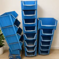 تعدادی باکس قطعات پلاستیکی