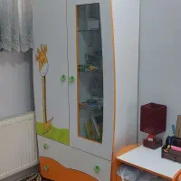 تخت و کمد و دو عدد پاتختی و خوشخواب و نرده های تخت