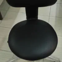 یک صندلی تابوره نو و یک صندلی انتظار