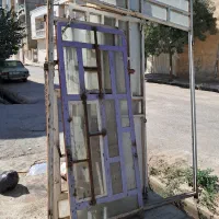 در آهنی و دو پنجره