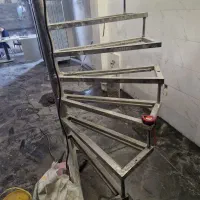 به تعدادی کارگر ساده یا ماهر جهت نرده ساختمان