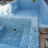 سیمانکاری،آب‌بندی و کاشیکاری استخر