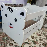 تخت نوزاد ثابت ،گهواره نمیشه ، تشک هم نداره