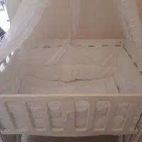 گهواره نوزاد کنار تخت مادر