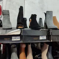 حدود ۱۵۰ جفت کفش نیم بوت زنانه