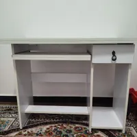کامپیوتر با میز