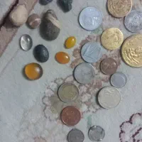 تعدادی سکه وسنگ وخنزل قدیمی