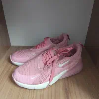 چند جفت کفش زنانه