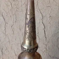 تنگ شاخدار برنجی اعلا با نقش زیبا|کلکسیون اشیاء عتیقه|دهاقان, |دیوار