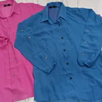 تعدادی لباس نو به فروش میرسد