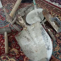 تعدادی ابزار بنایی ( فرغون بیل کلنگ ماله|مصالح و تجهیزات ساختمان|جهرم, |دیوار