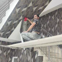 نصاب کاغذ دیواری و نقاش ساختمان