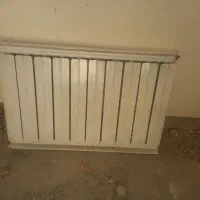 رادیاتور و سنگ و آجر و درب کمد دیواری.