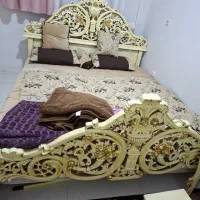 تخت و دراور و اینه چوب کار شده