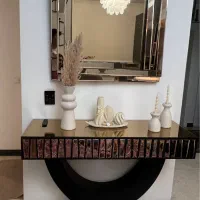 کنسول و اینه و کنار سالنی