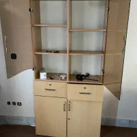 یک عدد کمد. کتابخانه ای