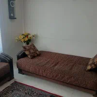دو عدد مبل ۳ نفره تخت‌شو، ست و هم‌رنگ.
