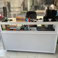 ویترین پشت شیشه و میز کار