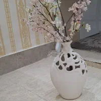 گلدان با شکوفه بهاری