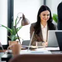 منشی خانم نیازمندیم