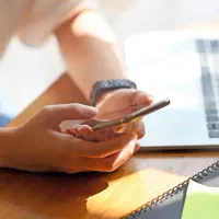 جویای کار با لپ تاپ در منزل