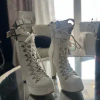 یک جفت بوت پاشنه ۱۲ سانتی سگگ دار