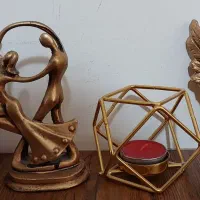 تعدادی مجسمه دکوری و جا شمعی