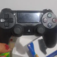 یک دسته ps4 نو همراه با جای شارژر