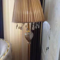 آباژور ایستاده