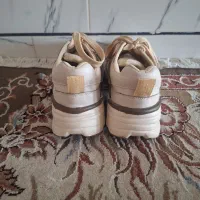 یک جفت کفش اسپرت مدرسه ای